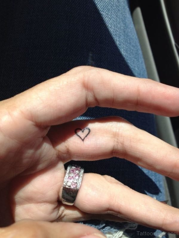 41 Awesome Love Heart Tattoos On Finger