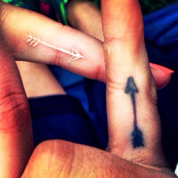 Black And White Arrows Tattoo On Fingers