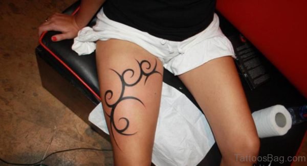 Black Ink Tribal Tattoo On Right Thigh