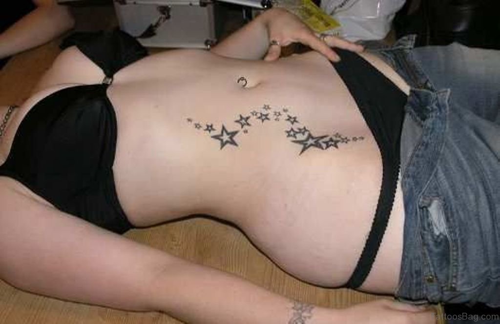 Парень кончает девушке на живот с татуировкой