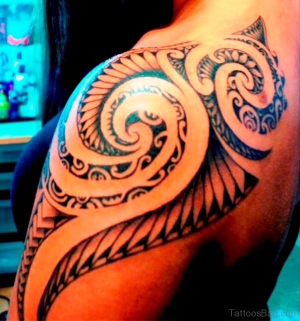 Stunning Maori Tattoo Design On Left Shoulder 