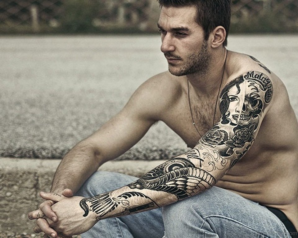 Раздетый мужчина с татуировкой на руке