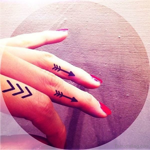 Wonderful Arrows Tattoos On Fingers