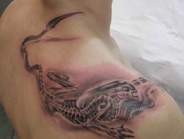 Fighting Alien Tattoo Design On Shoulder