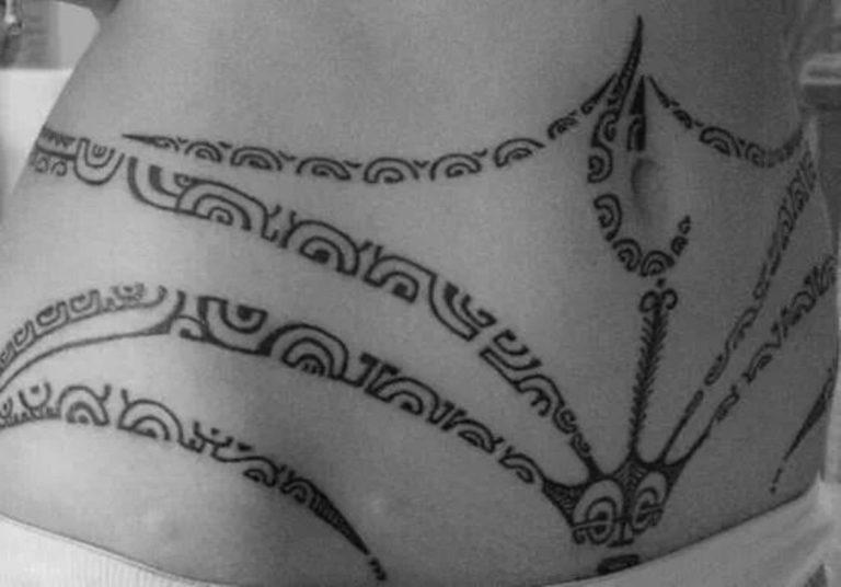 Татуировки на телах распутных баб