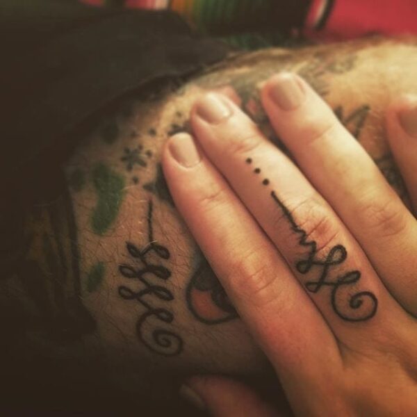 Finger Tattoo ]