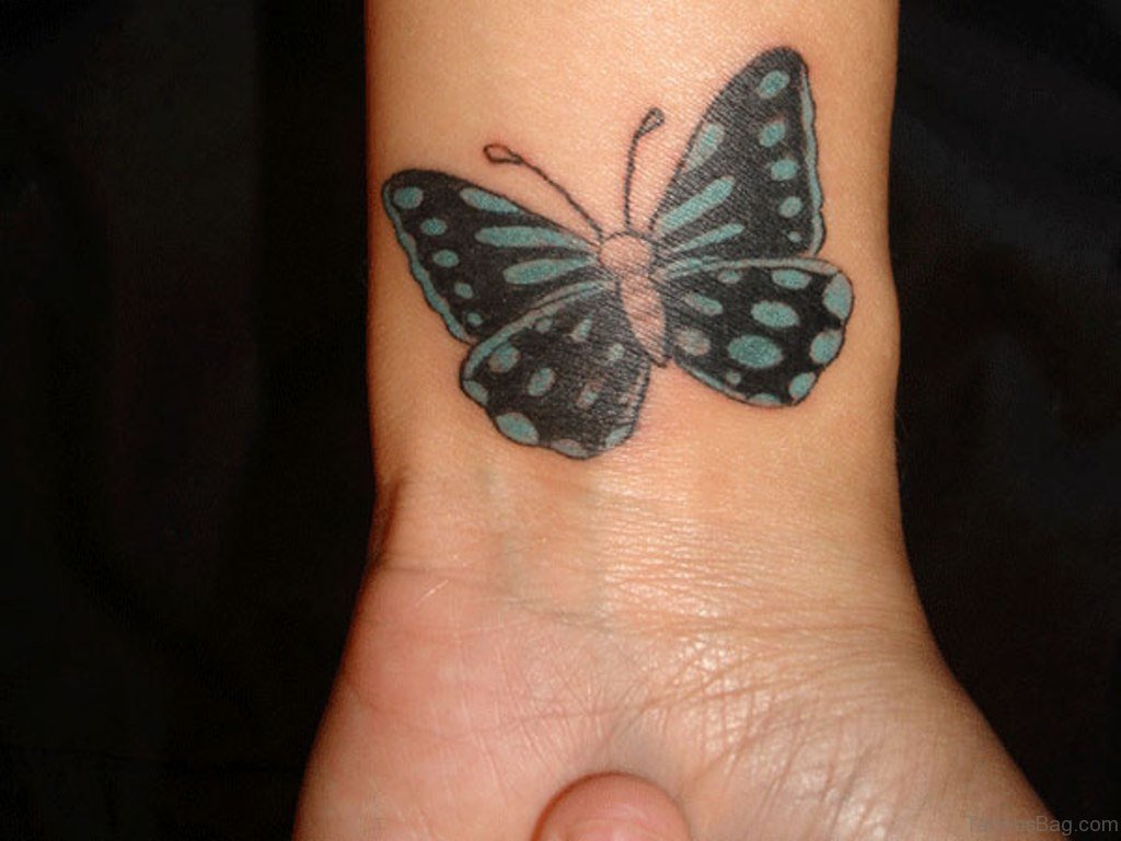 Татуировка с бабочкой на кисти