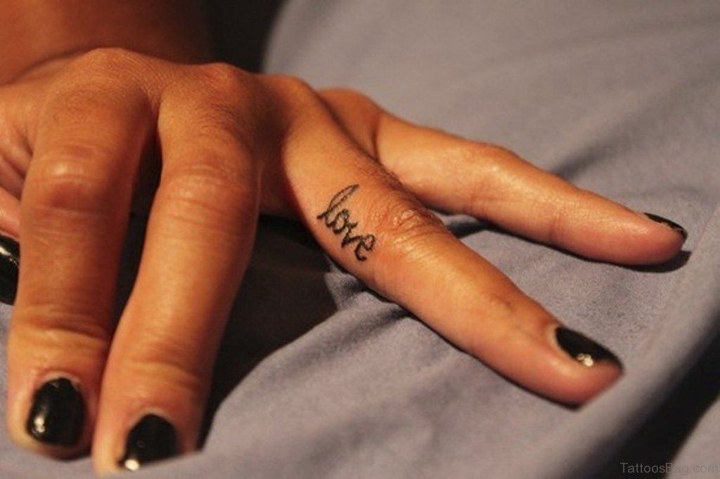 Татуировка на пальце руки Love