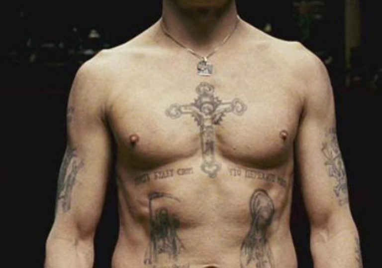 Тату что означает у мужчин. Наколка крест на груди. Тюремные тату на груди крест. Тюремная наколка крест на груди. Православный крест на груди.